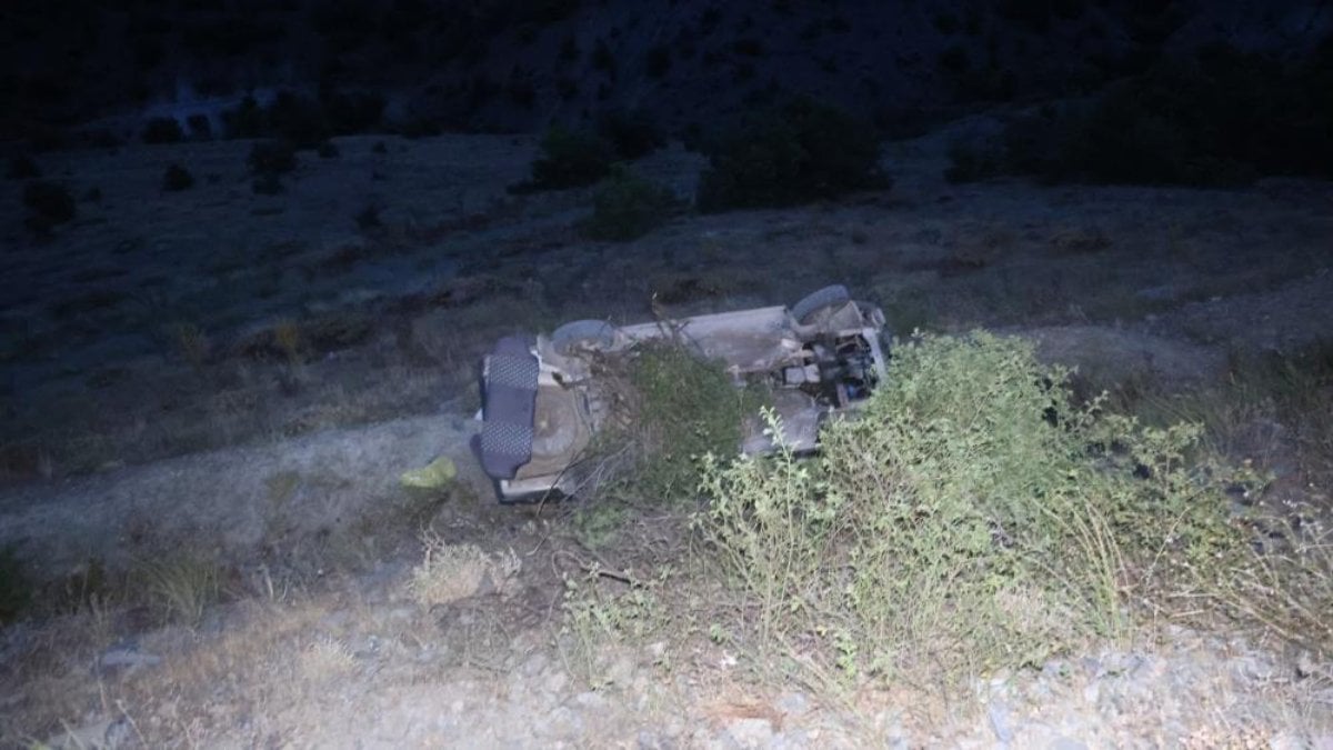 Elazığ’da terasa takılan otomobil uçuruma düşmekten kurtuldu: 7 yaralı